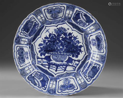 A CHINESE BLUE AND WHITE PLATE, WANLI PERIOD