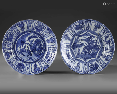 A PAIR OF CHINESE BLUE AND WHITE PLATES, WANLI PERIODE