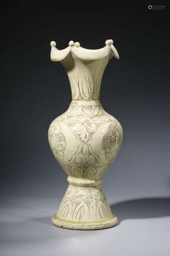 Incised Cizhou Kiln Bottle Vase