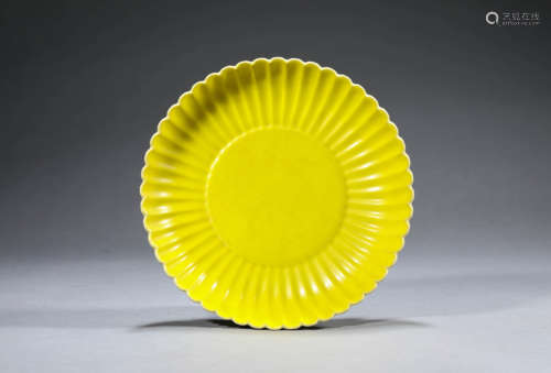 Yellow Glaze Chrysanthemum Plate