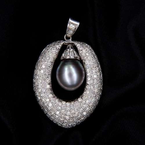 Gold and diamonds pendant, with Tahitian pearl