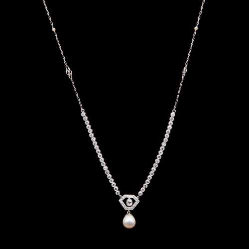Pendant necklace in platinum, pearls and diamonds