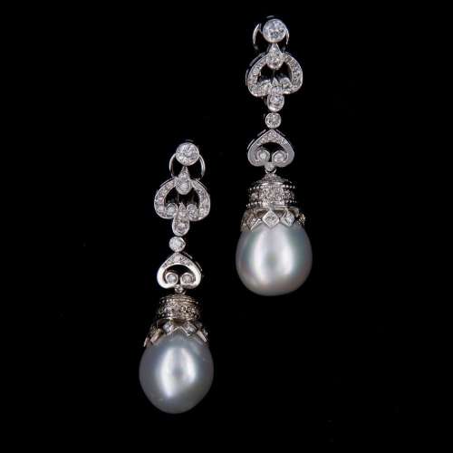 Pair of earrings made of white gold, diamonds and South Sea ...