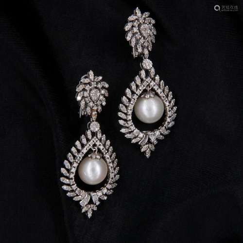 White gold earrings, with diamonds and pearls
