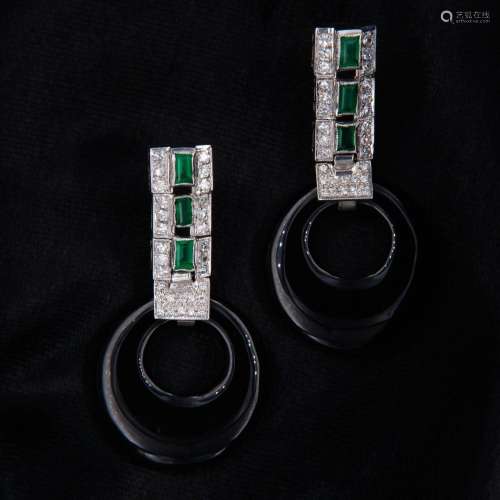 Dangling earrings made of white gold, emeralds and two onyx ...