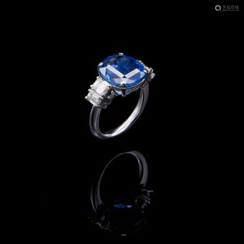Ring with fine sapphire and diamonds