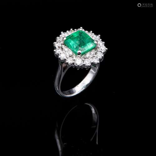 White gold ring, with emerald surrounded by diamonds