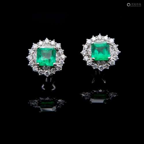 White gold earrings, with diamonds and emeralds