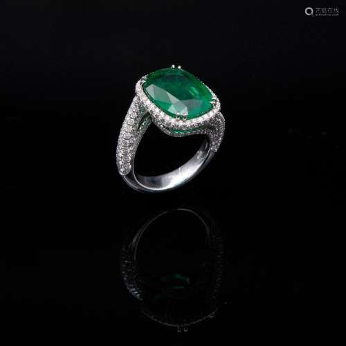 White gold, diamonds and emerald ring