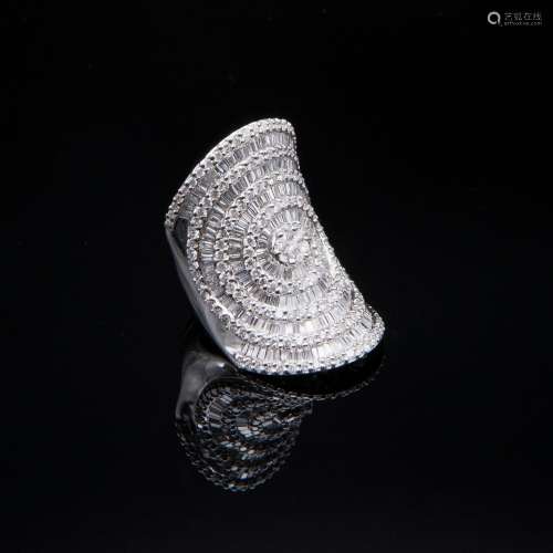 Fine white gold and diamond ring