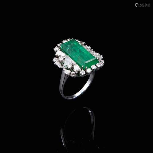 White gold ring, with emerald and diamonds