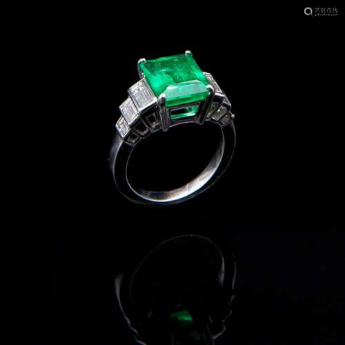 White gold ring with diamonds and Colombian emerald