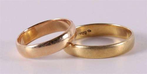 Two various 14 krt 585/1000 gold wedding rings, 7.4 grams.