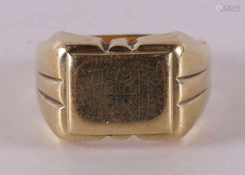 A 14 krt 585/1000 gold signet ring, 7.2 grams