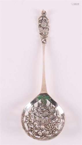 A 2nd grade silver pierced sugar sprinkle spoon, jl 1950.
