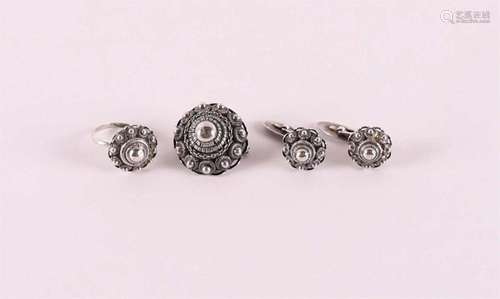 A grade 2 silver brooch, ring and pair of cufflinks, Zeeland...