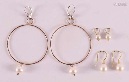 A pair of 14 krt 585/1000 earrings with pearls.