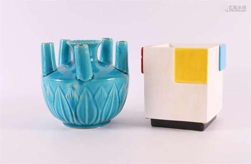 A square earthenware cache pot 'Viva De Stijl', Goed...