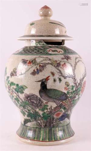 A porcelain famille verte lidded pot, China, 19th C.