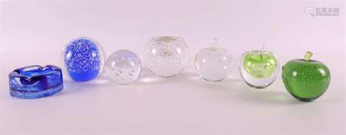 A clear glass glass object 'Apple' with bells, Siem ...