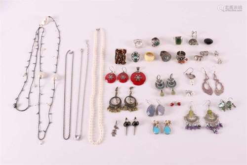 A lot of various jewellery, including silver.