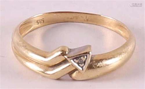 A 14 kt 585/100 gold ring, set with a diamond.