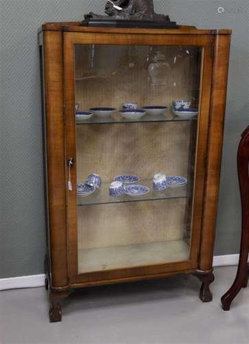 A one-door display cabinet, England, ca. 1930.