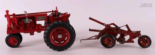 A Mc Cormick Mc Cormick Farmall F20 + Mc Cormick squad.