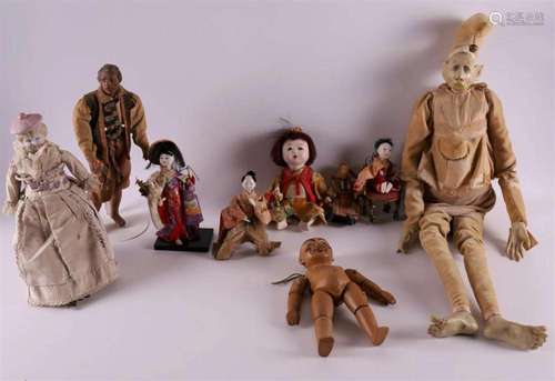 A lot of various dolls, including Oriental, 20th century.