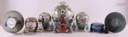 A lot of various Chinese porcelain, 20th century.