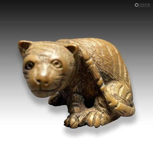 A WOOD NETSUKE DEPICTING A CAT, MEIJI PERIOD