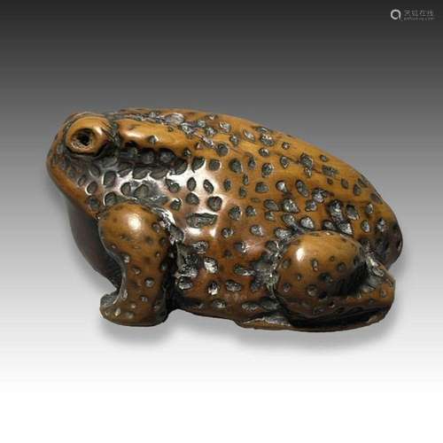 RISUI: A WOOD NETSUKE OF A TOAD, MEIJI PERIOD