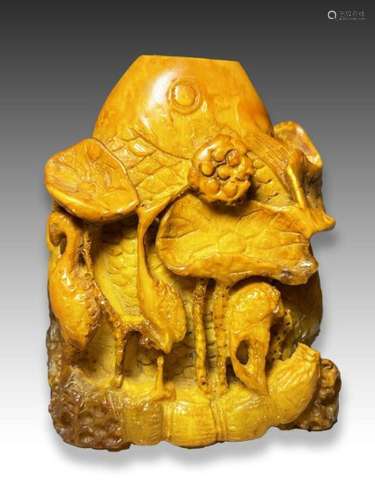 A CHINESE AMBER OR AMBER TYPE SNUFF BOTTLE, QING DYNASTY (16...