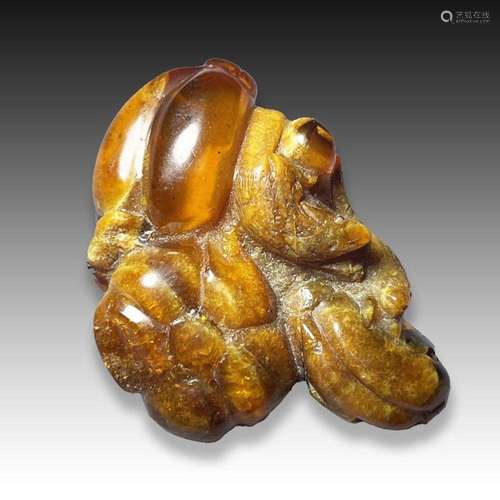 A CHINESE AMBER MELON SHAPED BUDDHA HAND FIGURE, QING DYNAST...