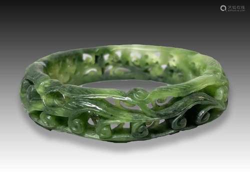 A SPINACH JADE CARVED BANGLE, LATE QING PERIOD