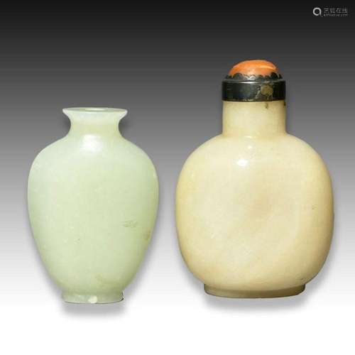 A CHINESE WHITE JADE SNUFF BOTTLE & A PALE JADE VASE, QI...