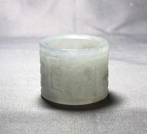 A CHINESE WHITE JADE RING, LATE QING DYNASTY (1644-1911)