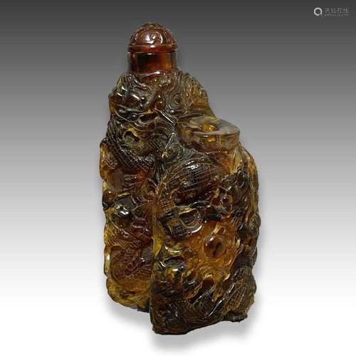 A CHINESE AMBER SNUFF BOTTLE, QING DYNASTY (1644-1911)