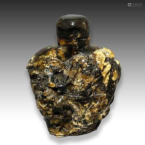 A CHINESE AMBER SNUFF BOTTLE, QING DYNASTY (1644-1911)