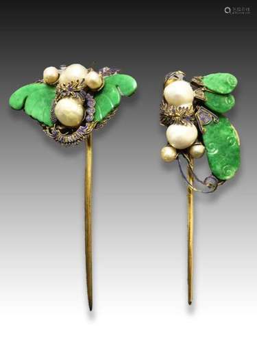 A PAIR OF JADE & PEARL HAIRPINS SET ON GOLD