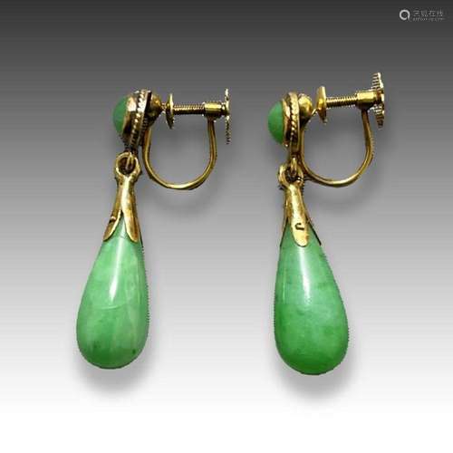 A PAIR OF JADE & GOLD EARRINGS