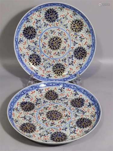 PAIR OF BLUE AND WHITE FAMILLE ROSE FLORAL PLATES