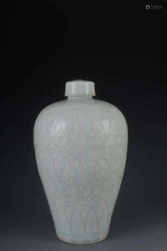 HUTIAN KILN FLOWER-ENGRAVED LIDDED MEIPING VASE