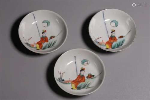 A SET OF FAMILLE ROSE FIGURES PLATES