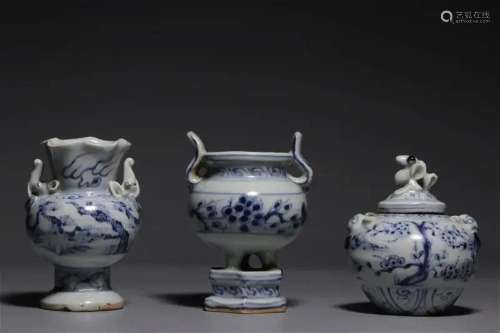 A SET OF BLUE AND WHITE PORCELAIN ITEMS