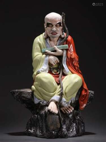 FAMILLE ROSE PORCELAIN FIGURINE OF SITTED ARHAT