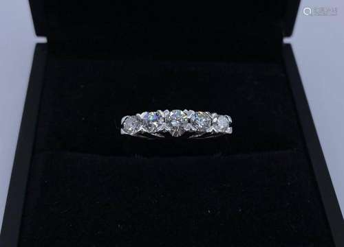 WEISSGOLDRING 0.750 MIT 5 BRILLANTEN ZUS.CA. 0,90CT.