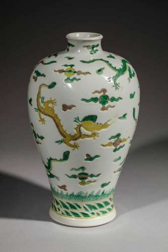 Vase « Meiping » en porcelaine blanche décoré en émaux dits ...