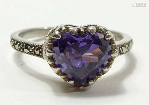 SILBERRING, 925/000, MIT AMETHYST IM HERZSCHLIFF UND MARKASI...