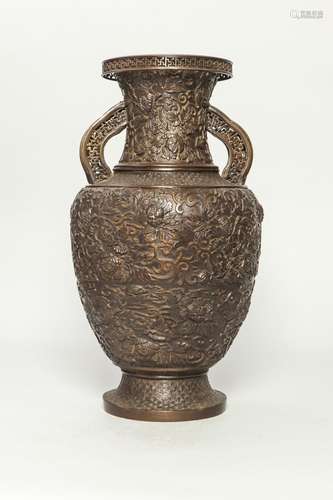 Vase balustre sur piédouche moulé d'une paire d'anse...